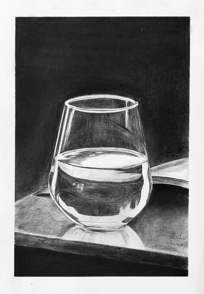 Verre d'eau posé sur un livre, dessin au graphite