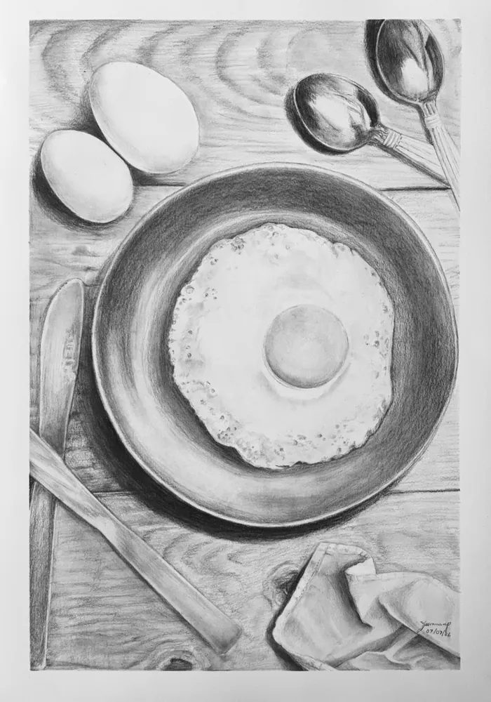 Œuf au plat, couverts et œufs sur une table en bois, dessin au graphite