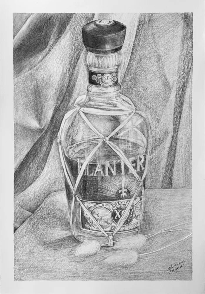 Bouteille en verre gravé sur drapé, dessin au graphite