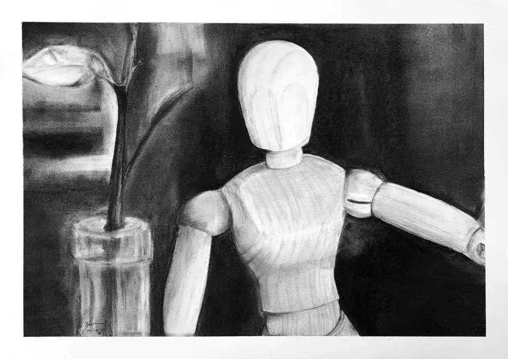 Mannequin d'atelier en bois près d'un vase, dessin au graphite